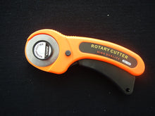 Load image into Gallery viewer, Rotary cutter
